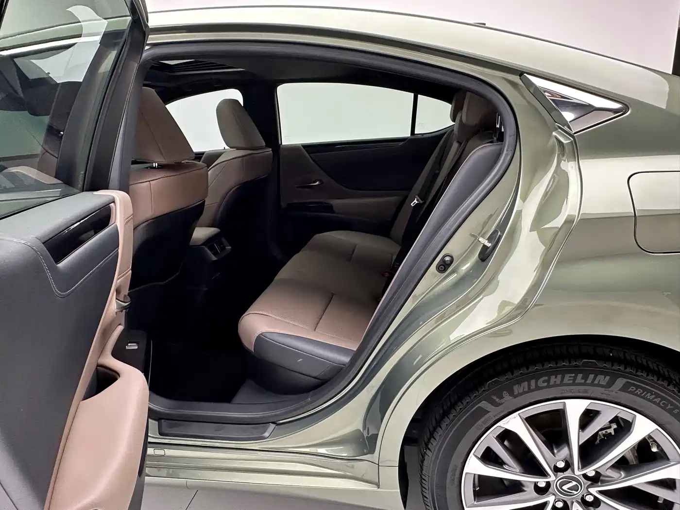 Lexus ES 2022 300h Excellence Edition фото 8