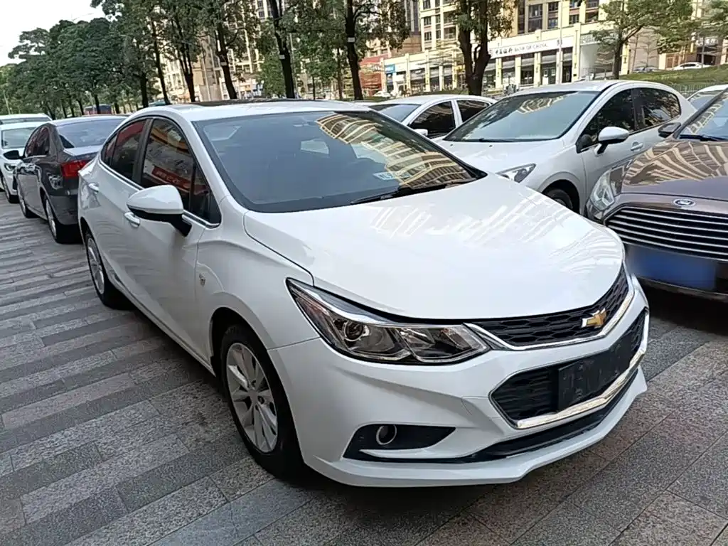Фото 4 - Chevrolet Cruze