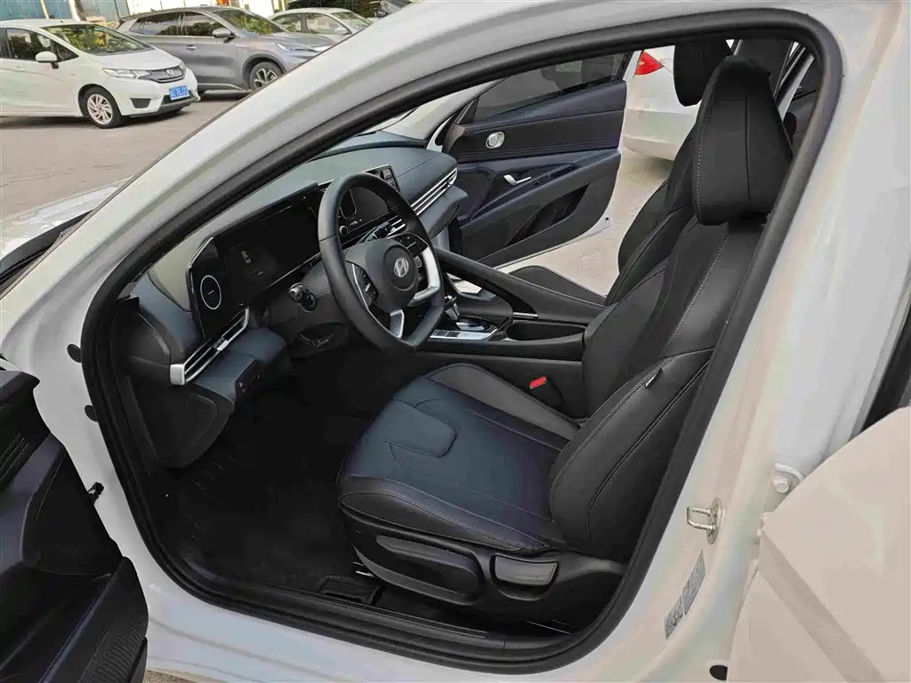 Фото 6 - Hyundai Elantra