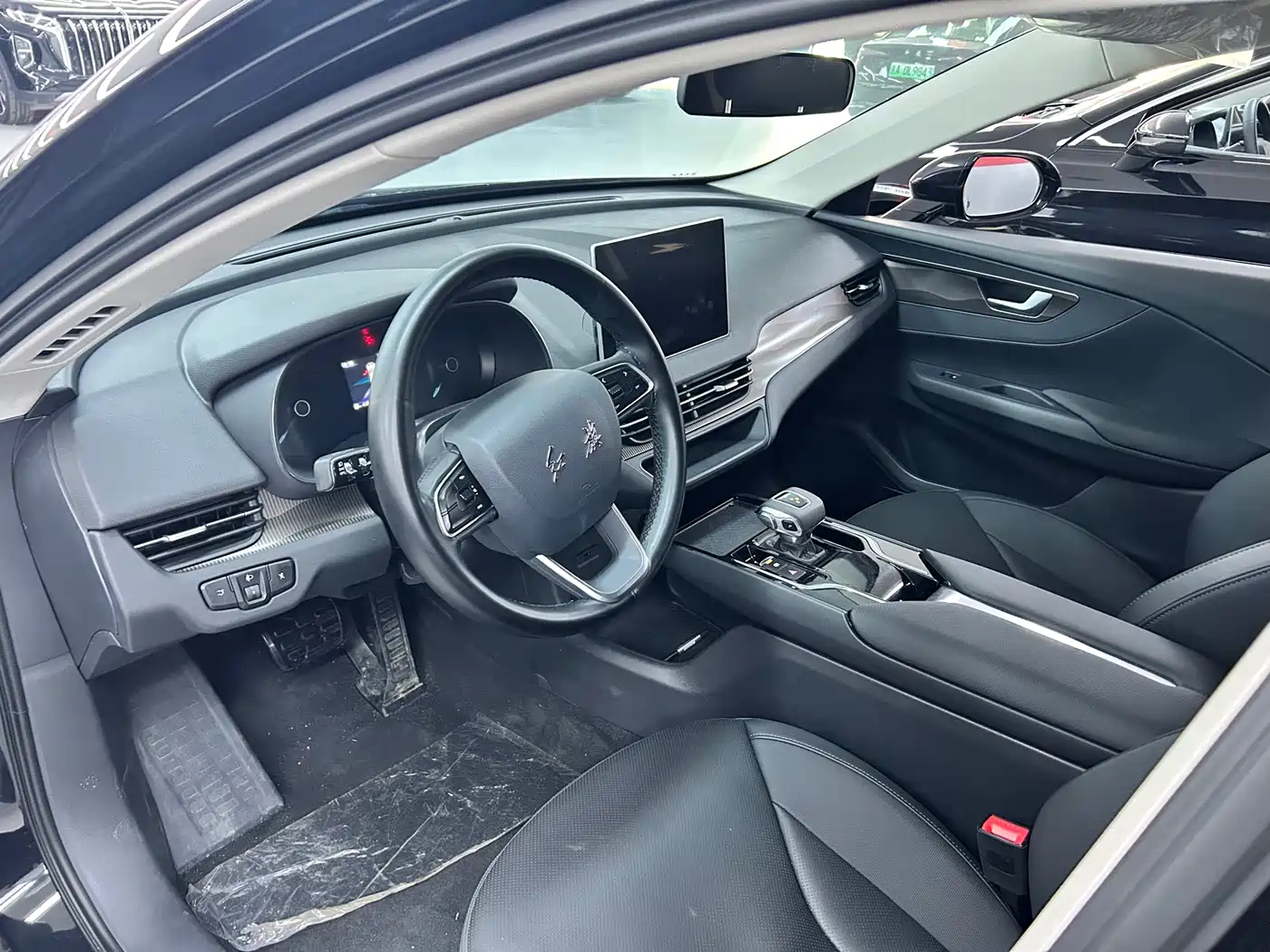 Hongqi E-QM5 2022 431km Charging Enjoyment Edition фото 7