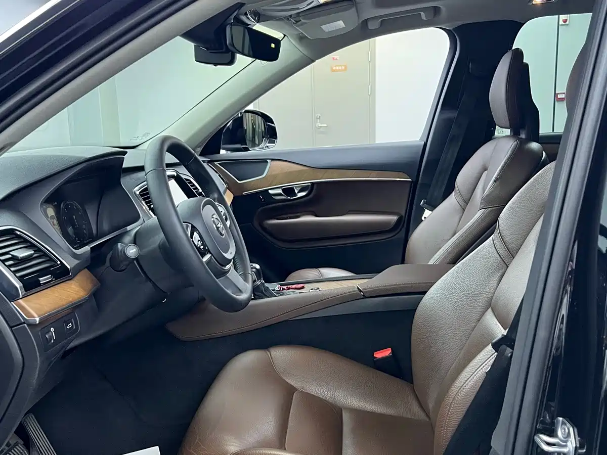 Фото 8 - Volvo XC90