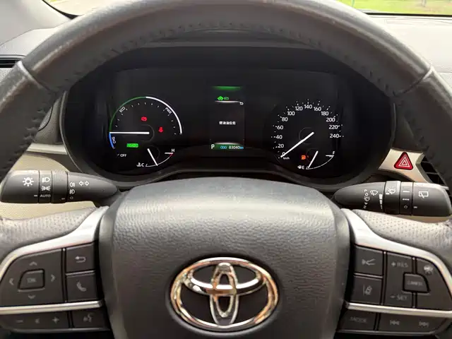 Toyota Sienna 2024 2.5L Hybrid Premium Edition — фото 4