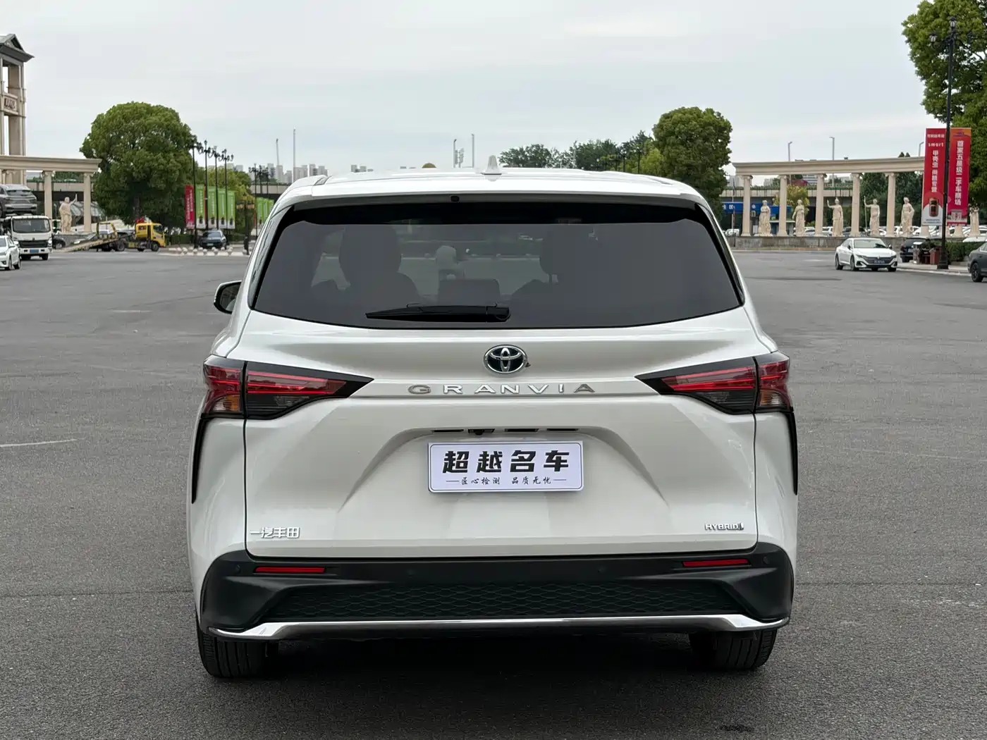 Toyota Granvia 2024 2.5L Hybrid Comfort фото 16