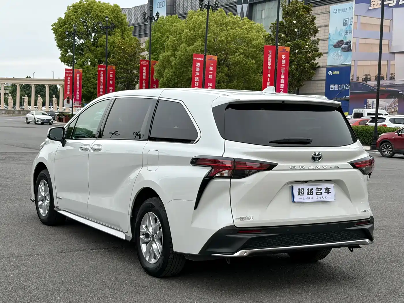 Toyota Granvia 2024 2.5L Hybrid Comfort фото 15