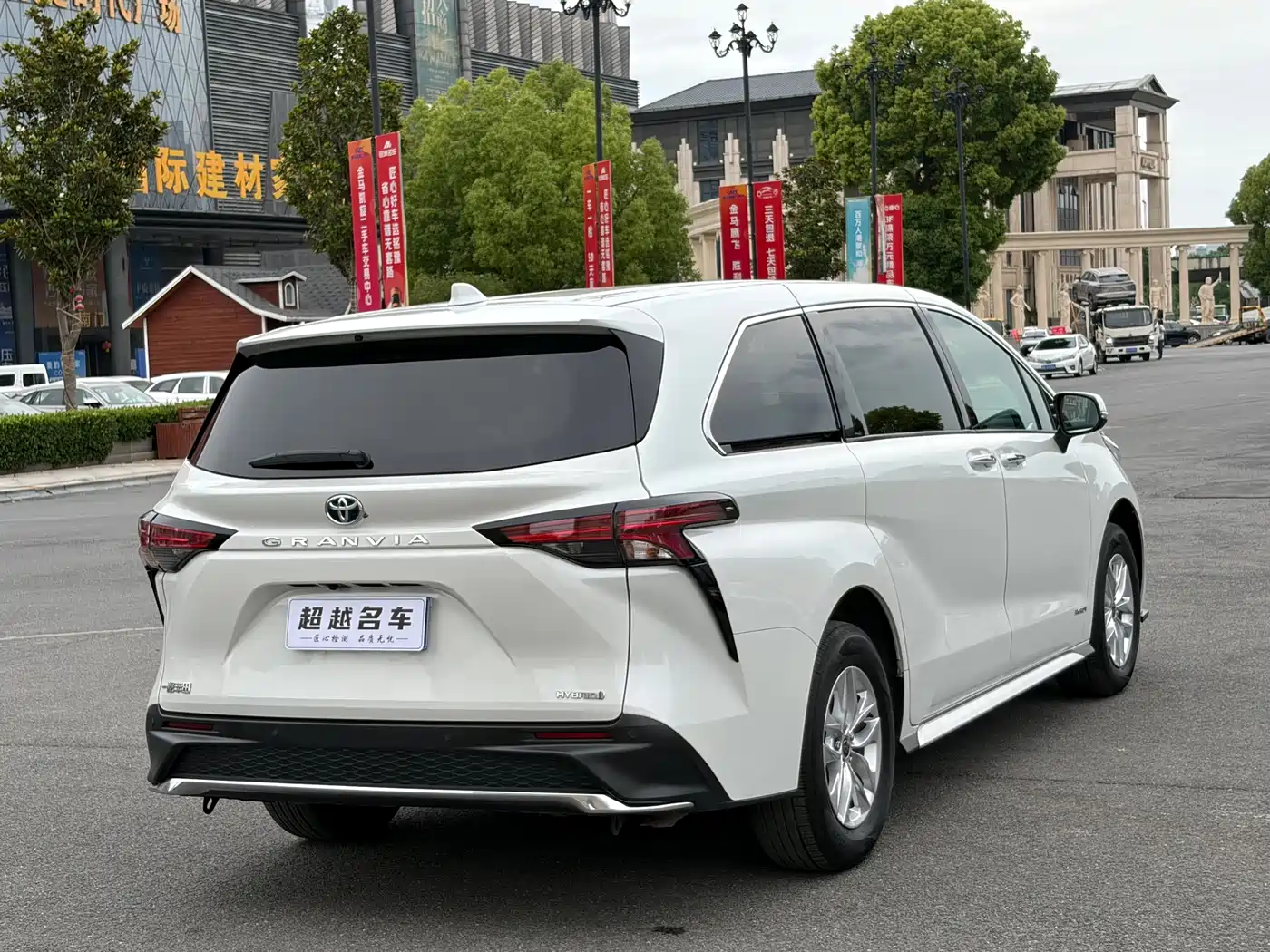 Toyota Granvia 2024 2.5L Hybrid Comfort фото 17