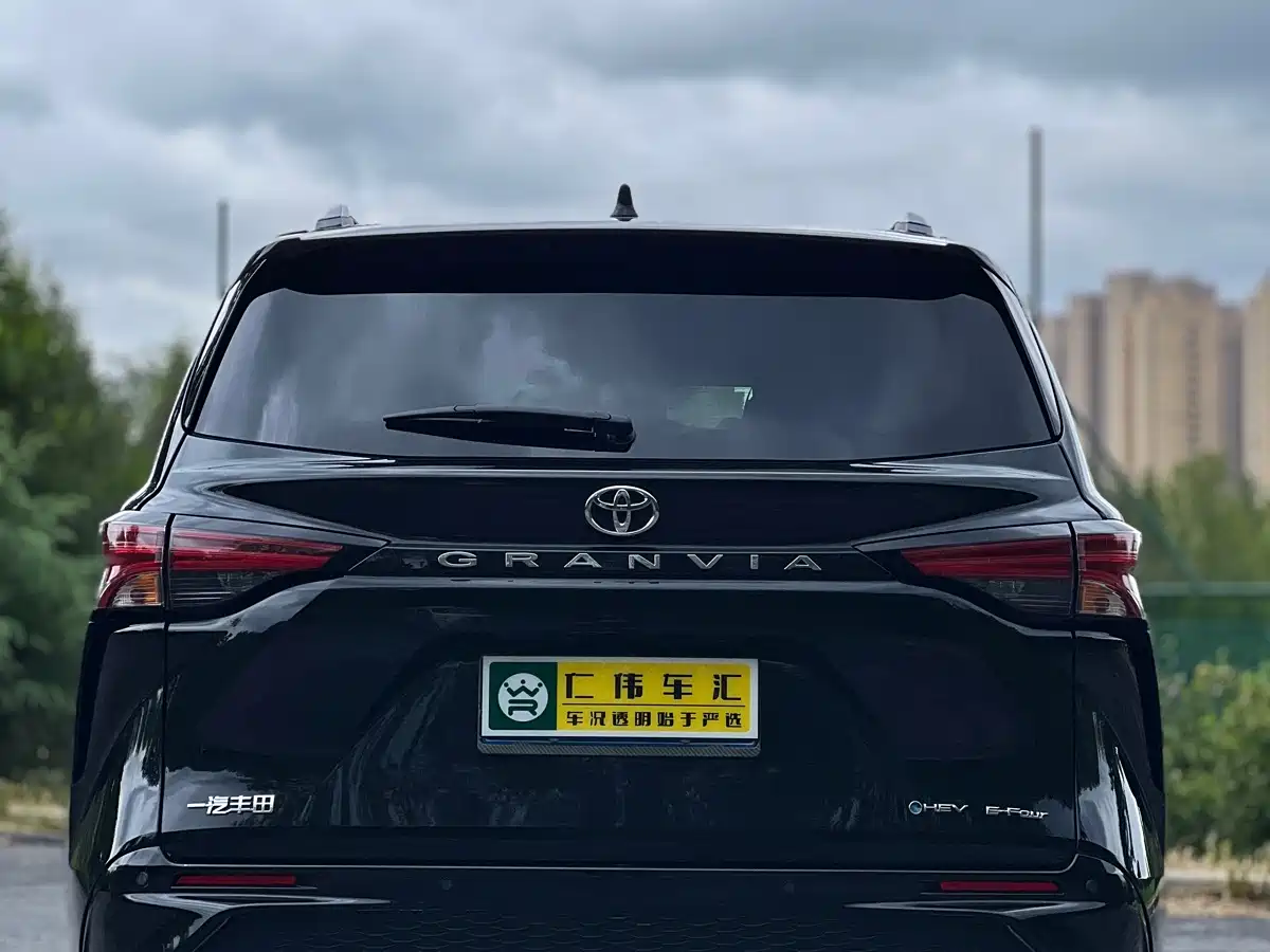 Toyota Granvia 2024 2.5L Hybrid Premium PLUS 4WD Edition фото 5