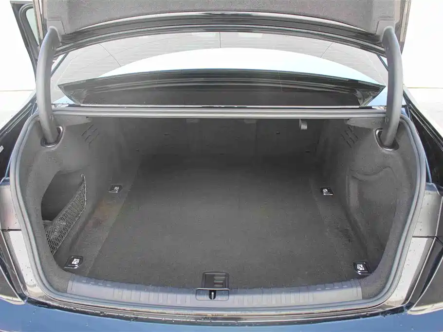 Фото 16 - Audi A6L