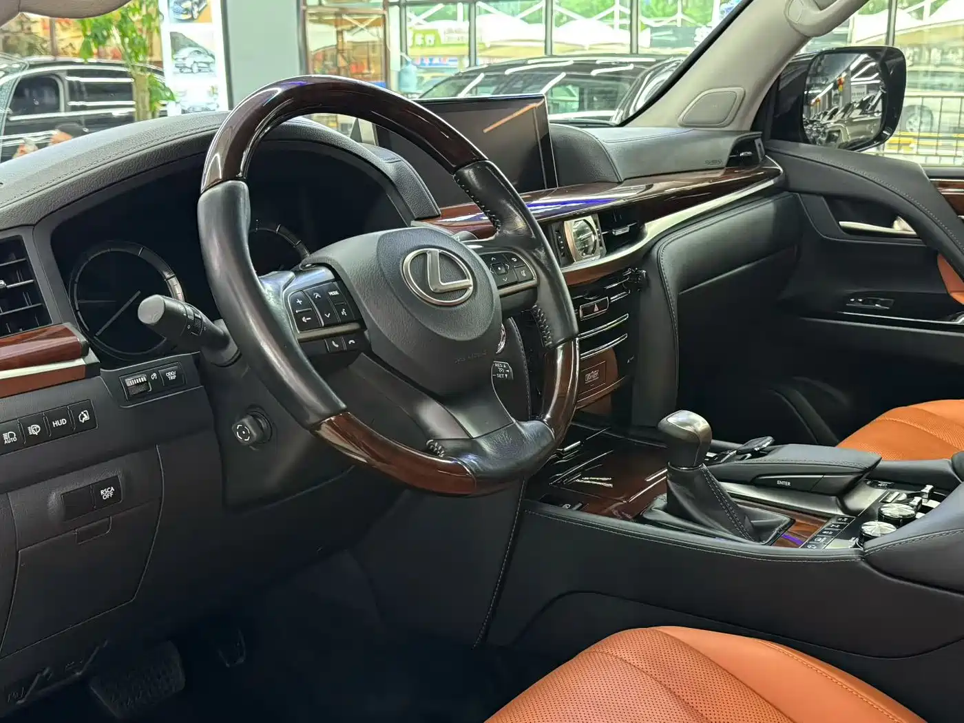 Фото 4 - Lexus LX