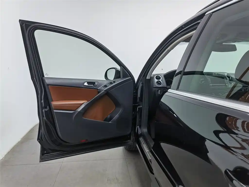 Volkswagen Tiguan 2009 Model 2.0TSI Luxury Edition фото 8