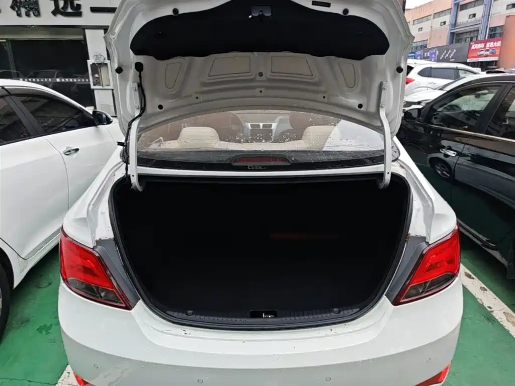 Hyundai Verna 2016 1.4L Automatic Smart GLS фото 19