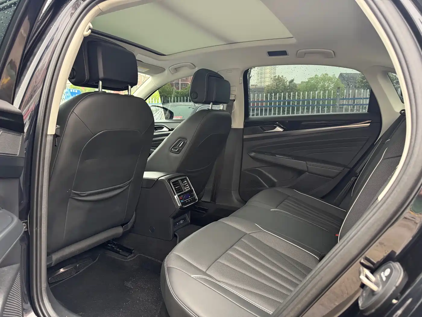 Volkswagen Passat 2024 380TSI Starlight Luxury Edition фото 10