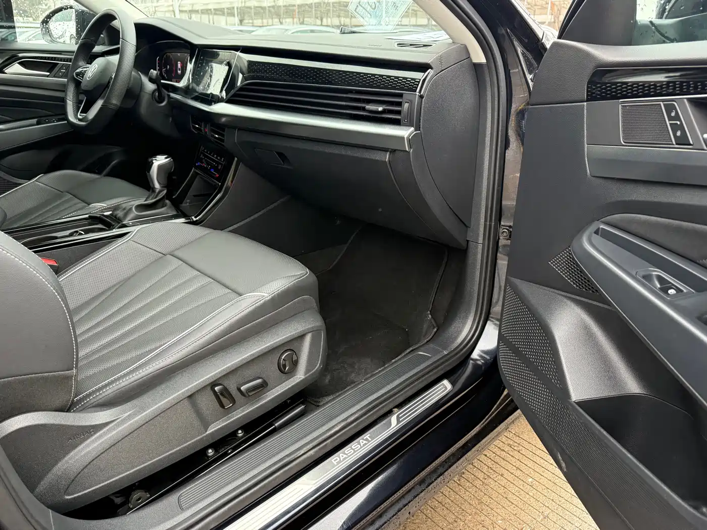 Volkswagen Passat 2024 380TSI Starlight Luxury Edition фото 15