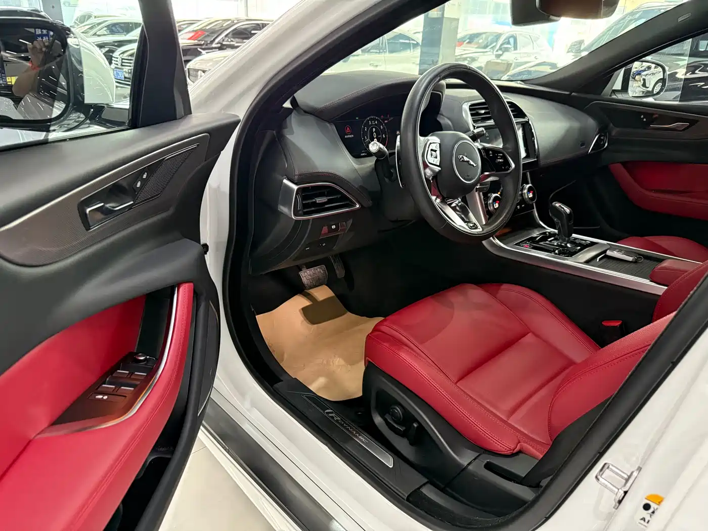 Photo 4 - Jaguar XEL