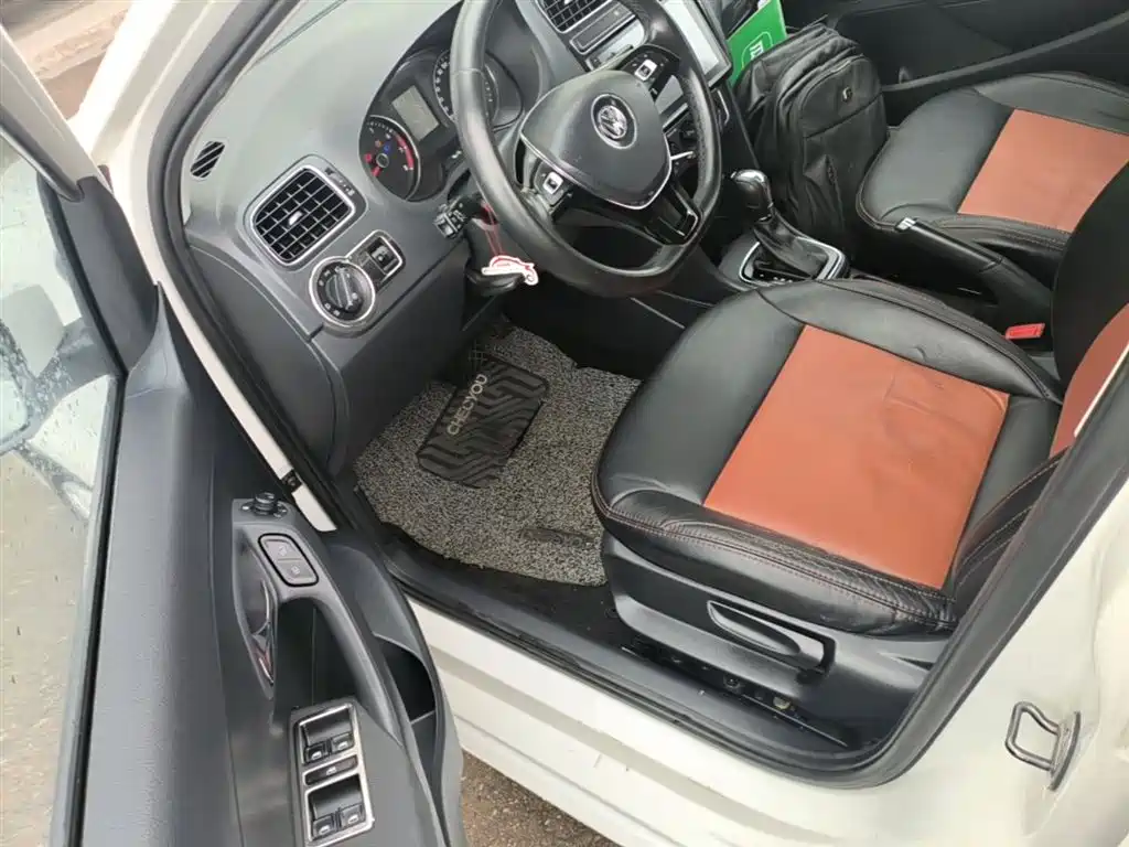 Volkswagen Polo 2016 1.6L Automatic Comfort фото 16