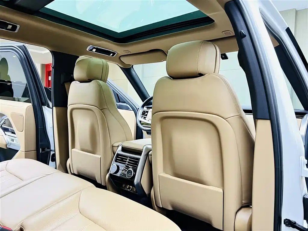 Land Rover Range Rover 2023 3.0 L6 360PS Golden Age Edition фото 16