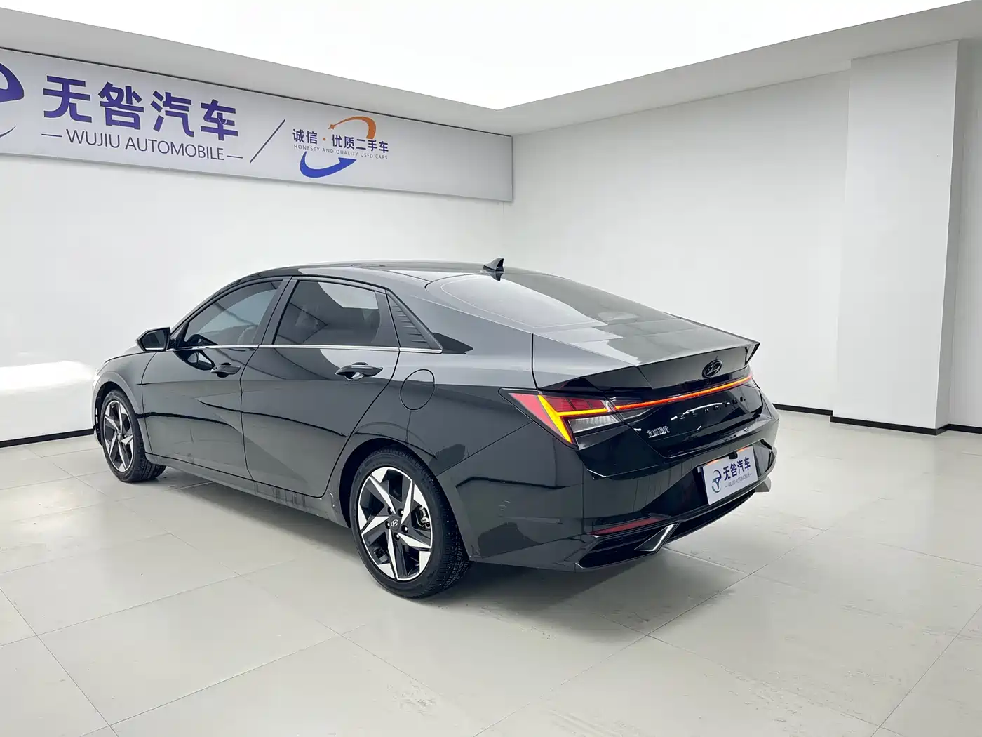 Hyundai Elantra 2022 1.5L CVT LUX Premium Edition фото 4