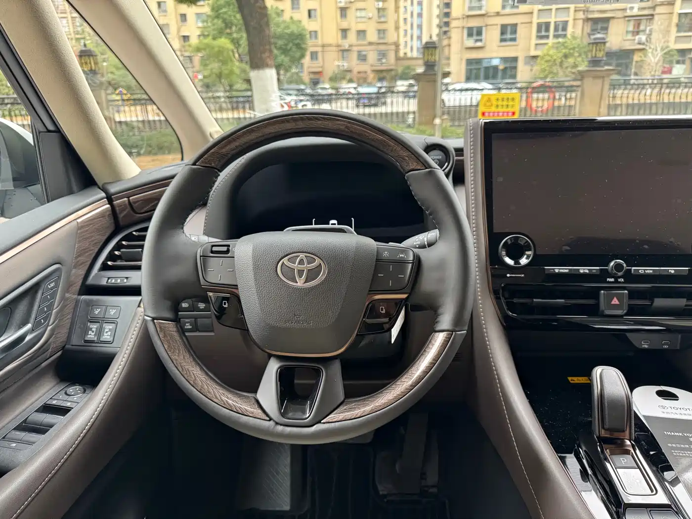 Toyota Alphard 2024 Hybrid 2.5L Ultimate Enjoyment Edition фото 12