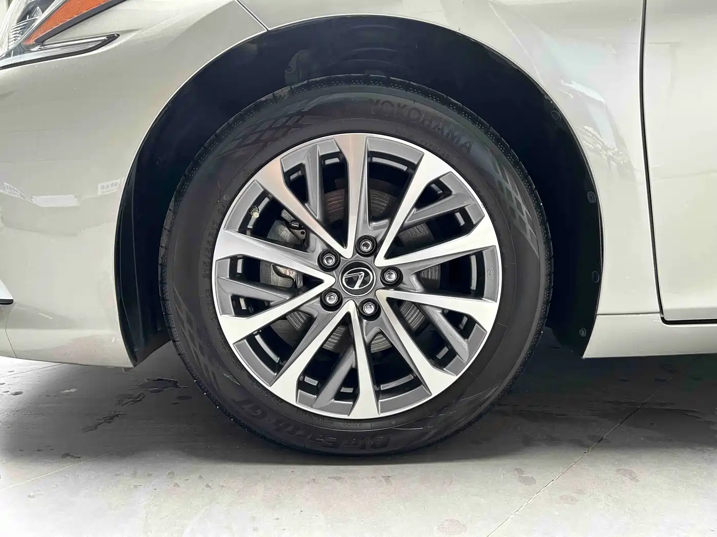 Фото 3 - Lexus ES