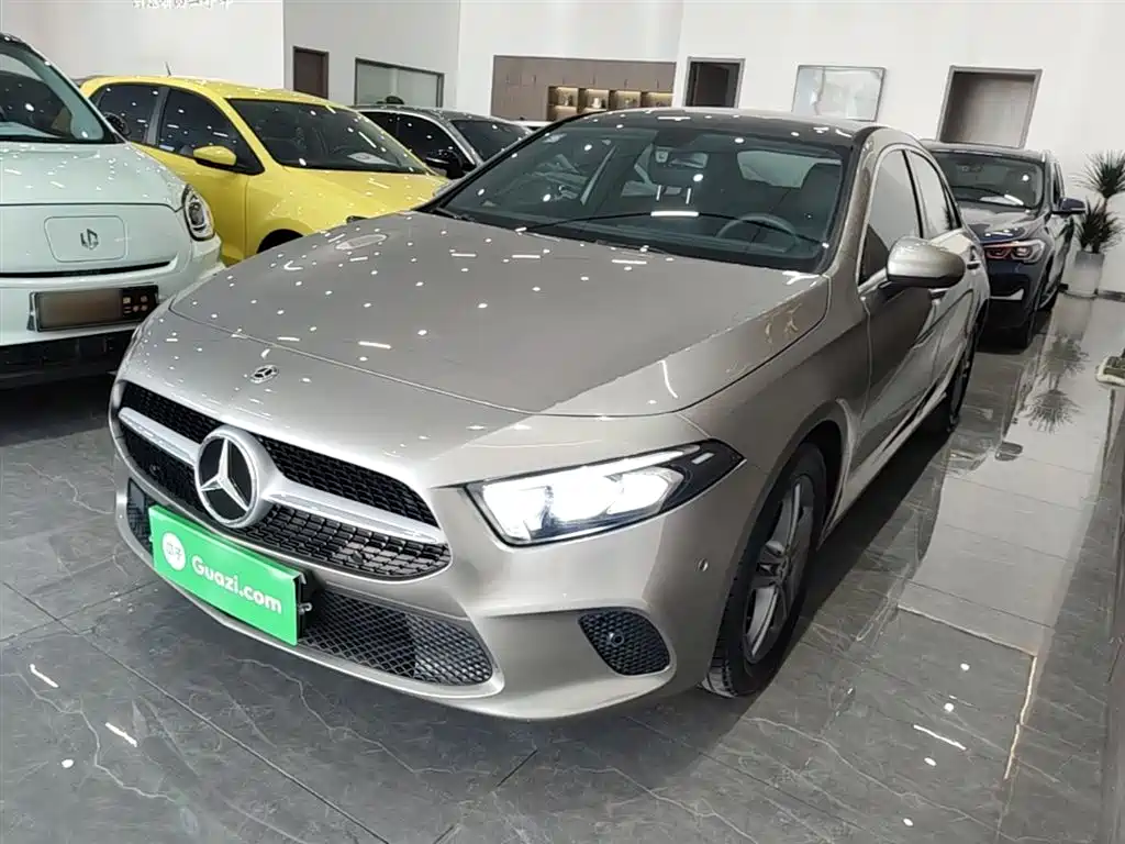 Mercedes-Benz A-Class 2019 Facelift A 200 L фото 2