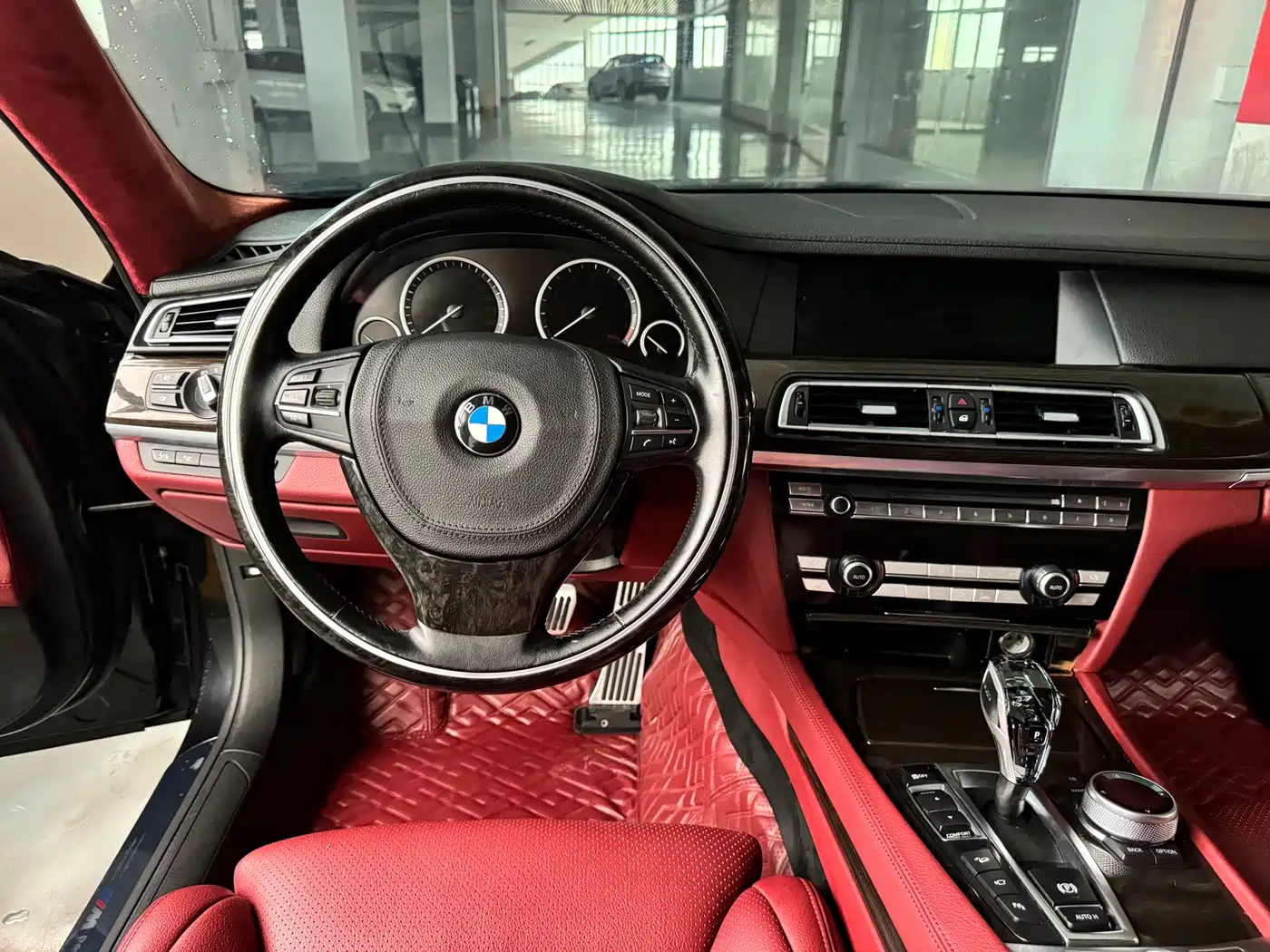 BMW 7 Series 2011 750Li xDrive фото 9