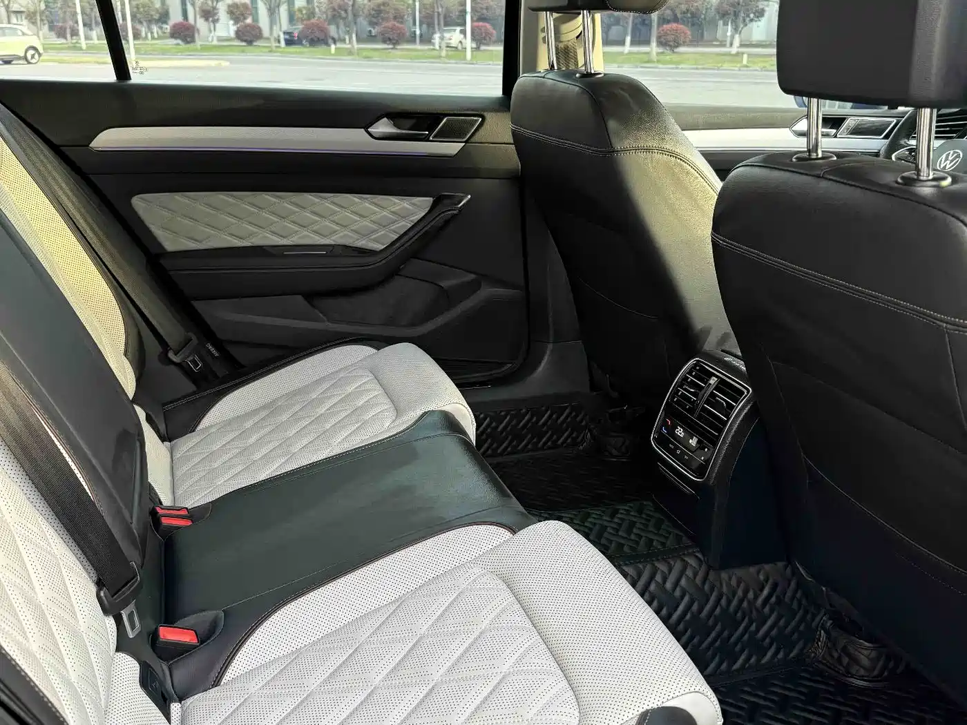 Volkswagen Magotan 2023 Model 2 Million Commemorative Edition 330TSI DSG Luxury фото 11