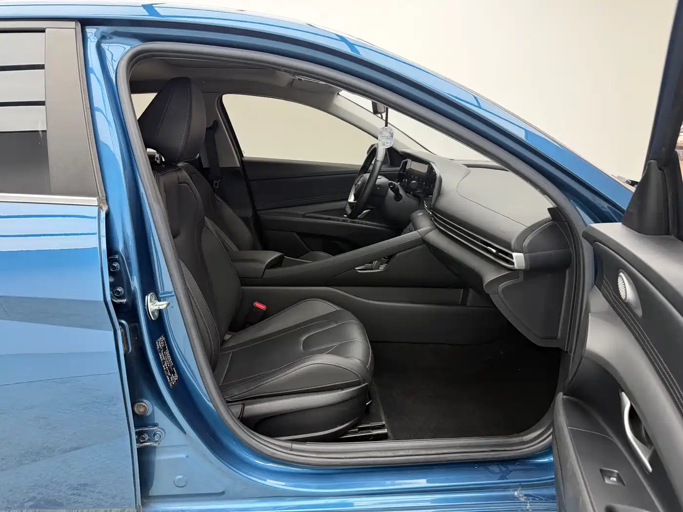 Hyundai Elantra 2022 1.5L CVT LUX Premium Edition фото 13