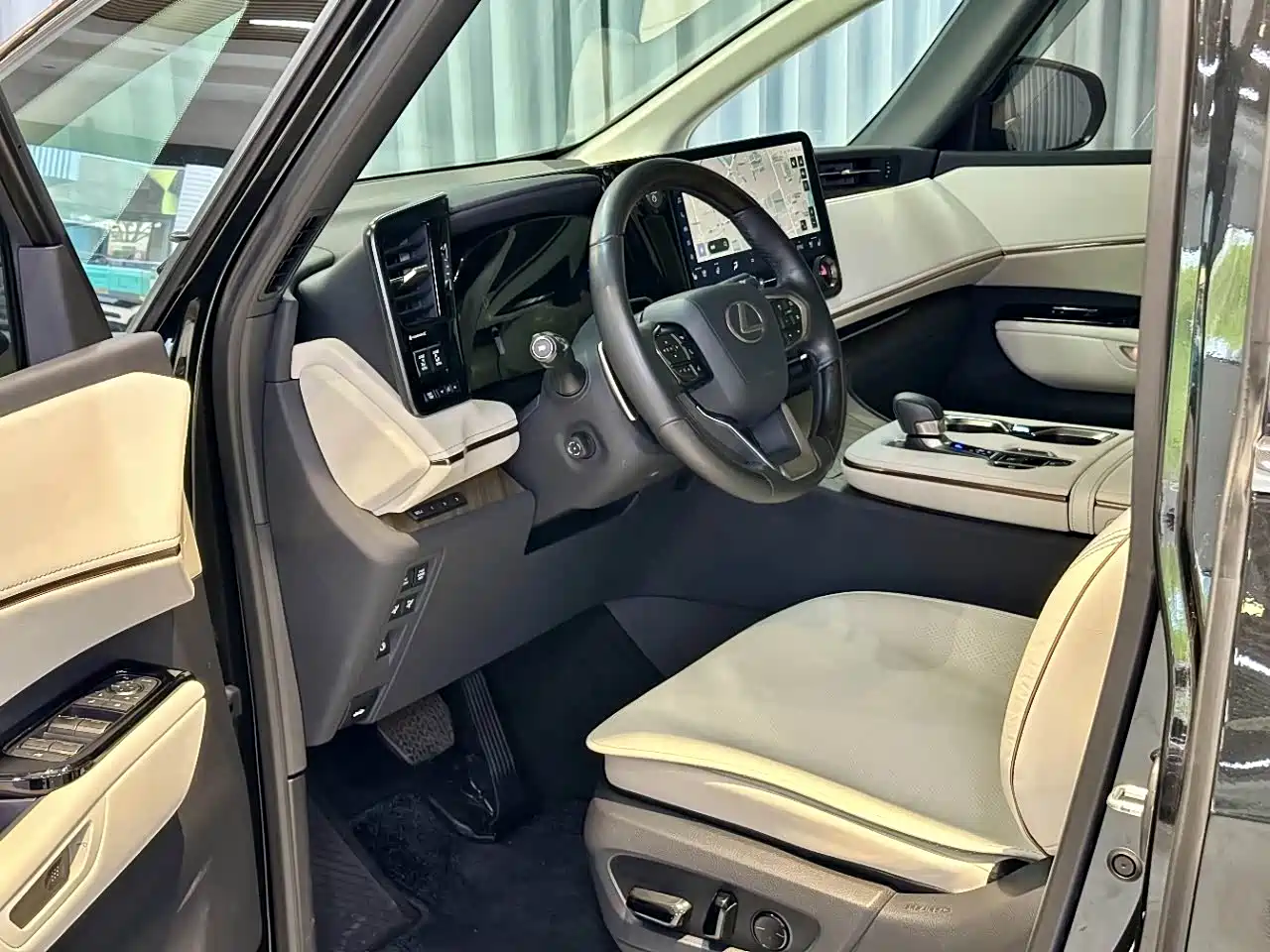 Lexus LM 2023 500h Four-Seat Imperial Edition фото 4