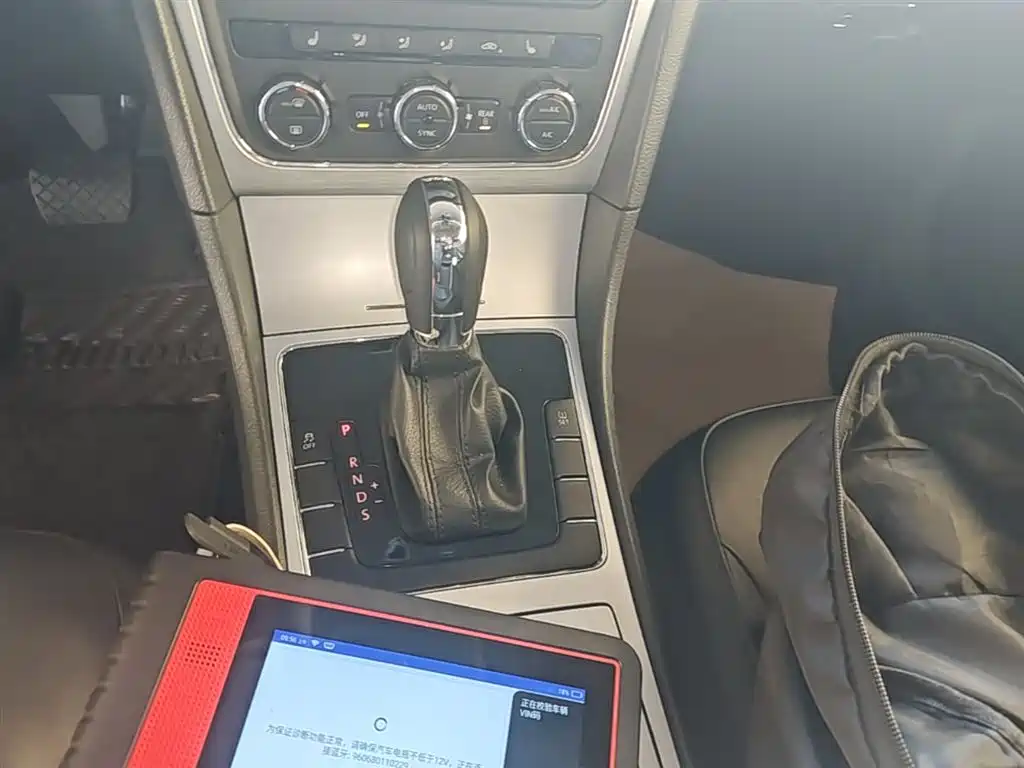 Volkswagen Passat 2015 1.8TSI DSG Honor Edition фото 14