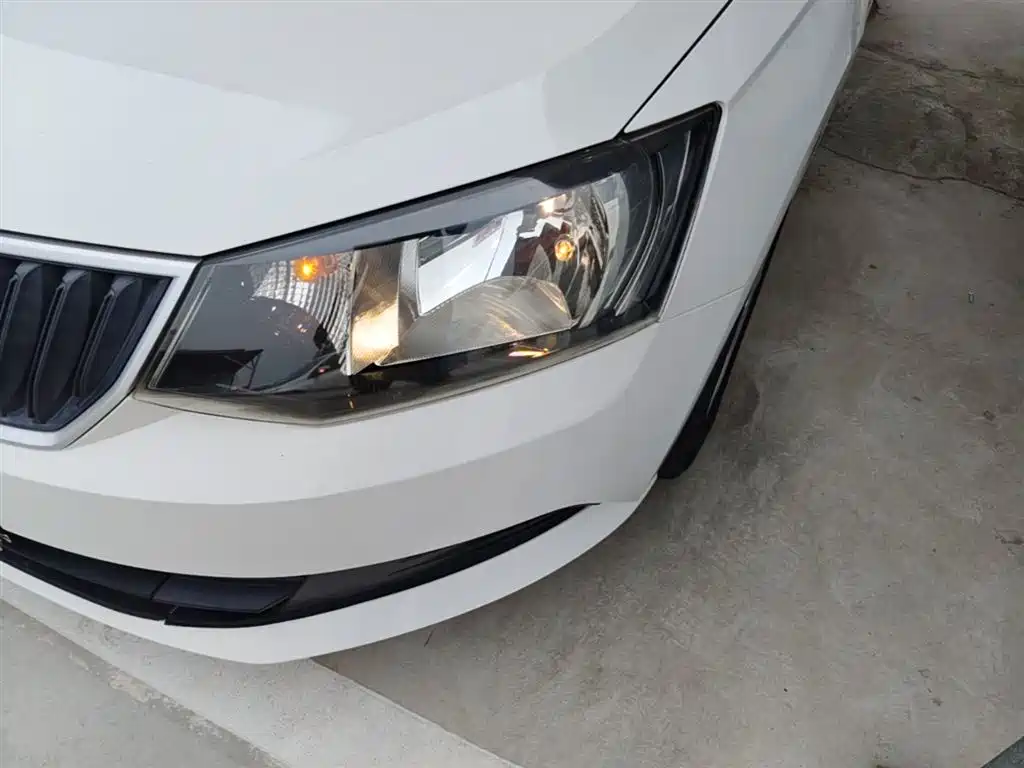 Škoda Fabia 2016 1.4L Automatic Car Enjoy Edition фото 24