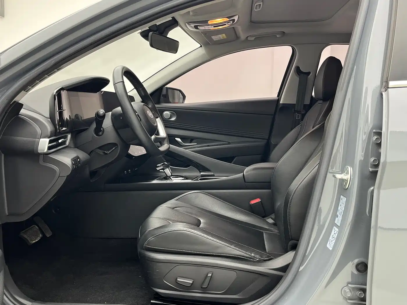 Hyundai Elantra 2022 1.5L CVT LUX Premium Edition фото 7