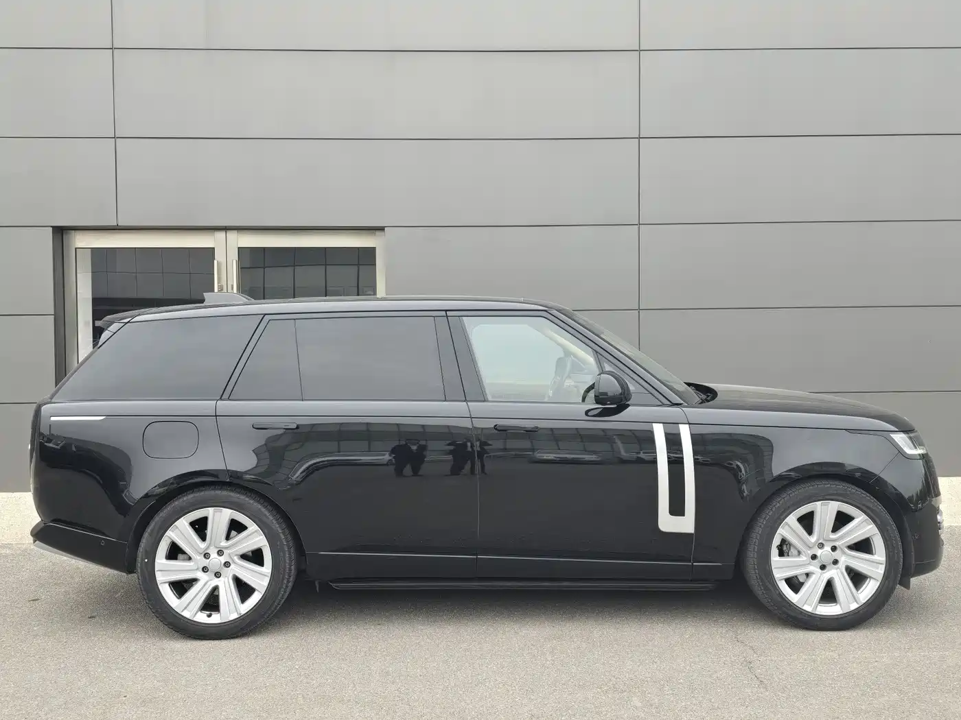 Land Rover Range Rover 2024 3.0 L6 400PS Genesis Extended фото 7