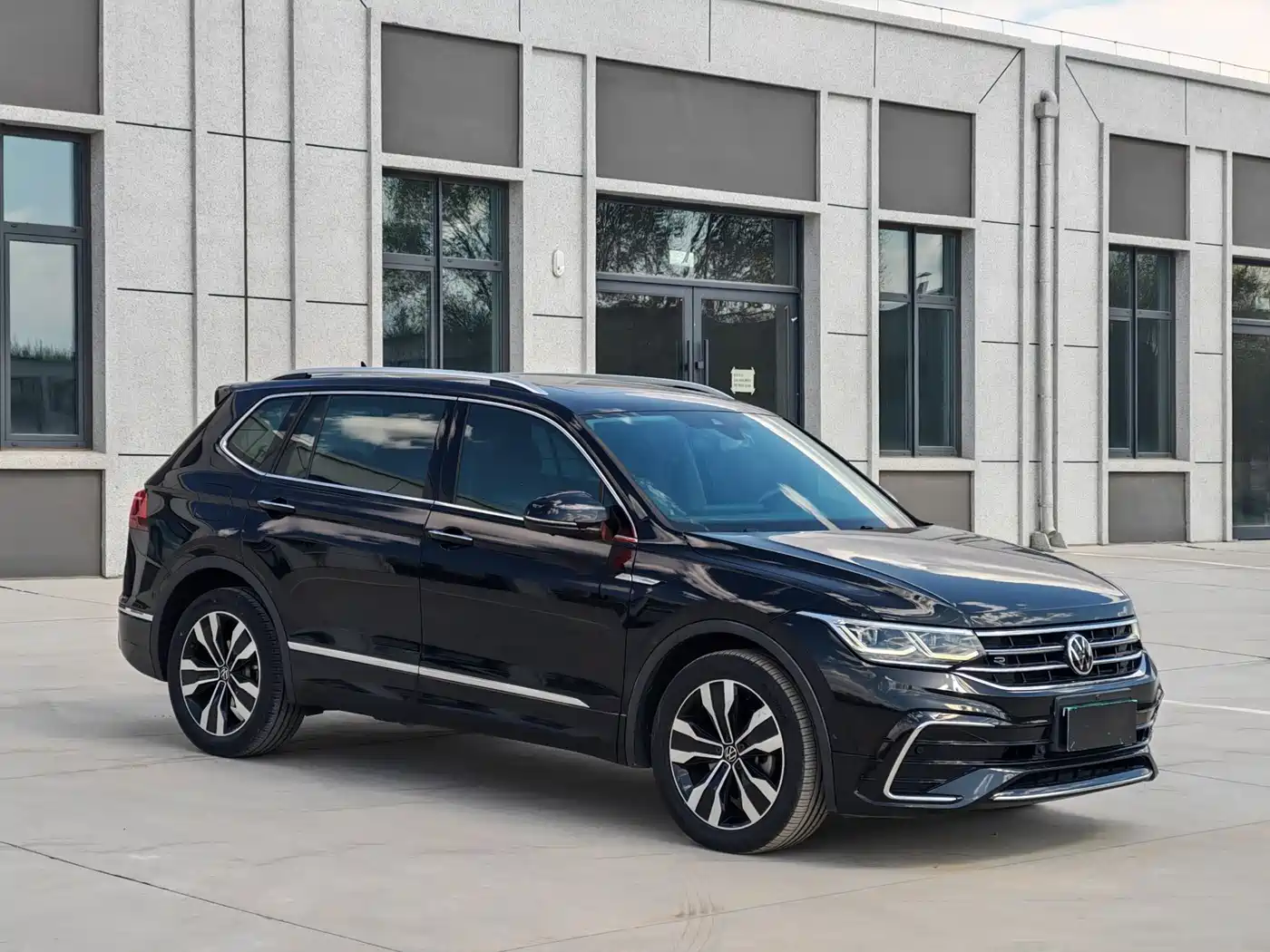 Volkswagen Tiguan L 2022 330TSI Auto 2WD R-Line Premium Edition фото 2
