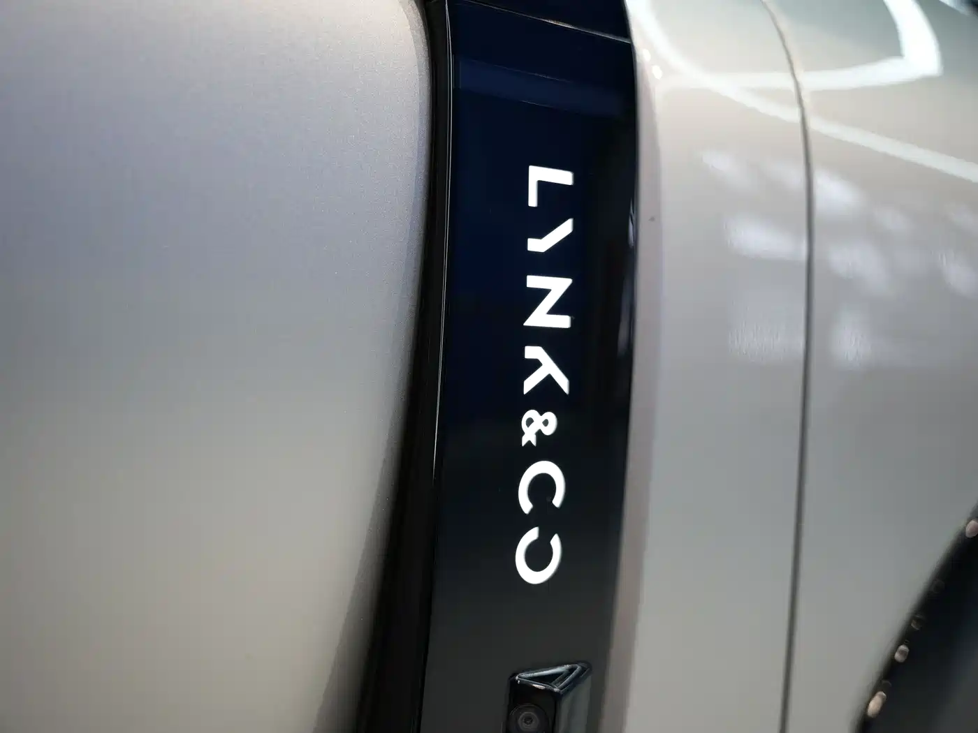 Lynk & Co 08 EM-P 2023 220km 4WD Performance Halo фото 16