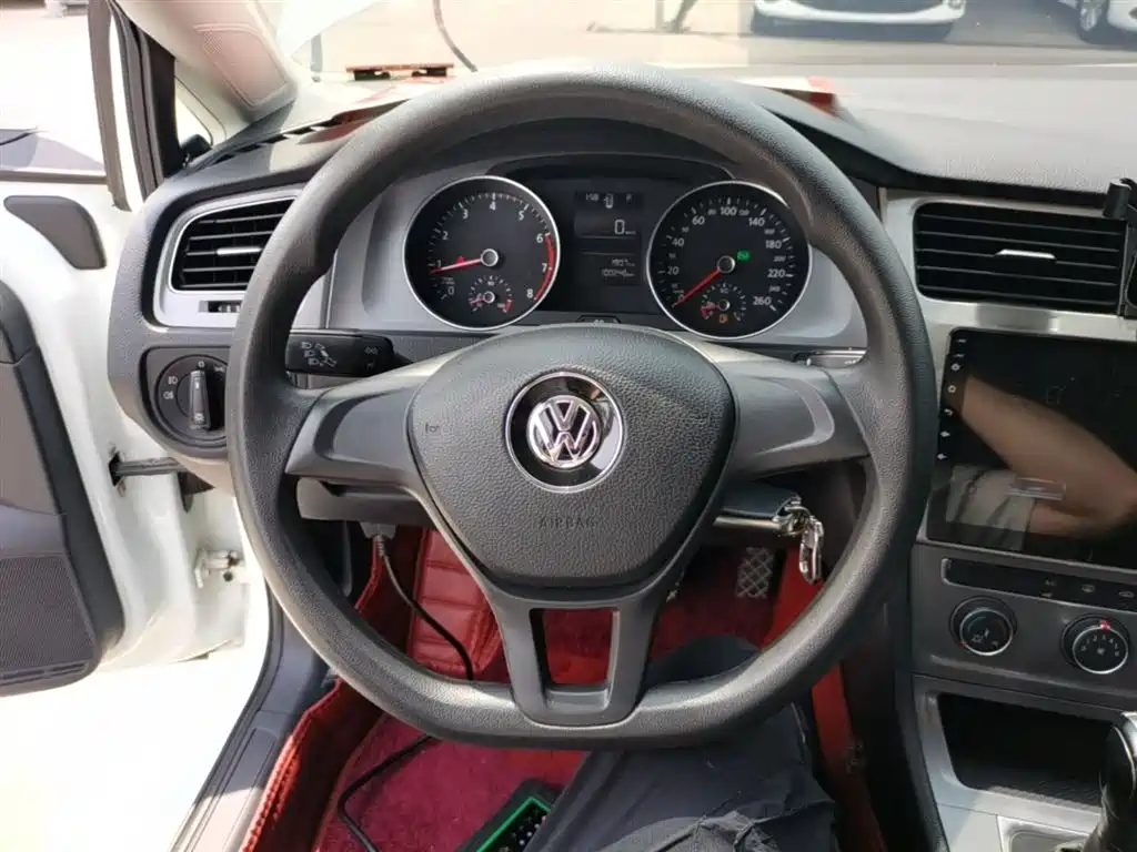 Volkswagen Golf 2014 1.6L Automatic Fashion Edition фото 11