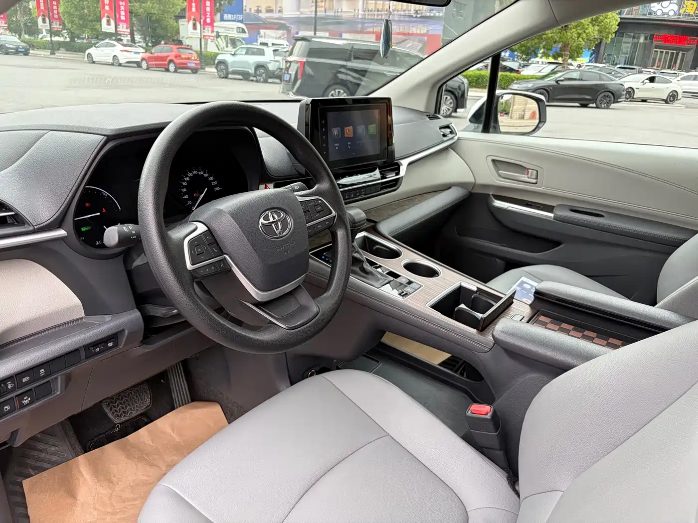 Toyota Granvia 2024 2.5L Hybrid Comfort фото 5