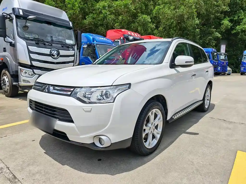 Mitsubishi Outlander (Import) 2014 2013 2.4L 4WD Luxury Navigation 5-seater