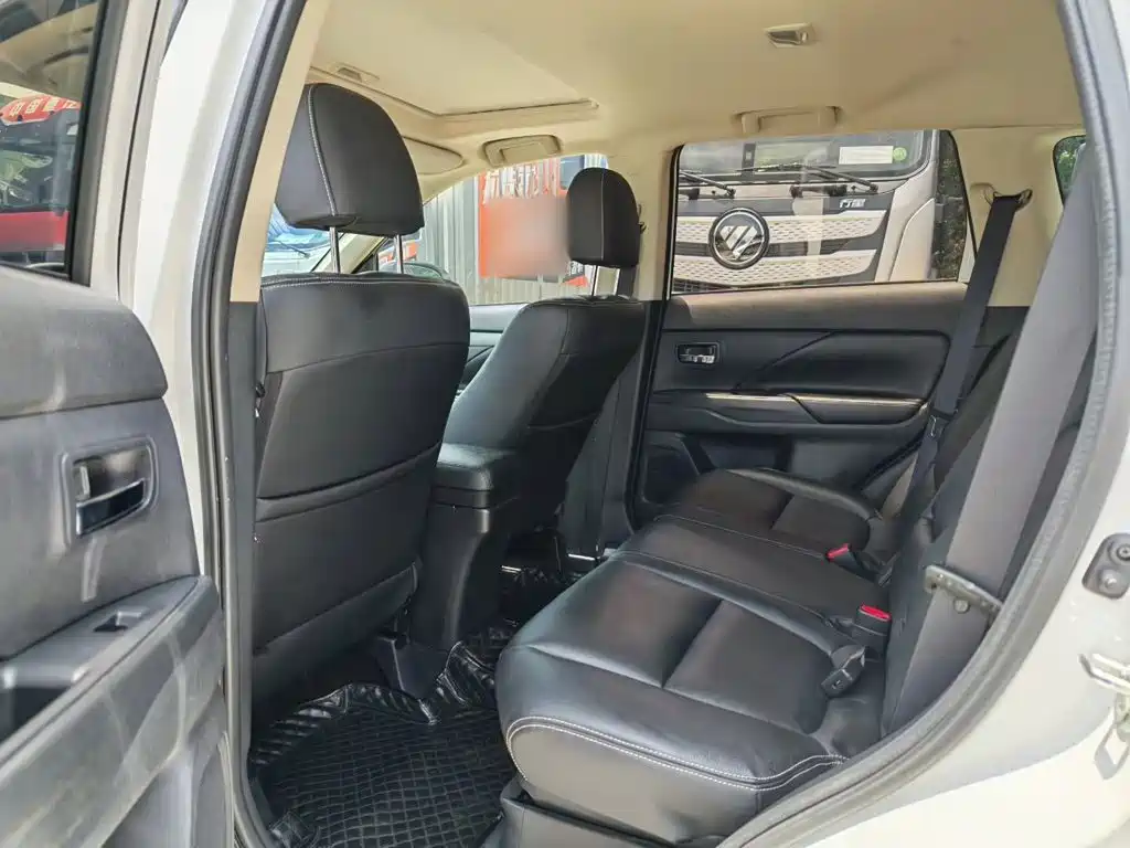 Mitsubishi Outlander (Import) 2014 2013 2.4L 4WD Luxury Navigation 5-seater