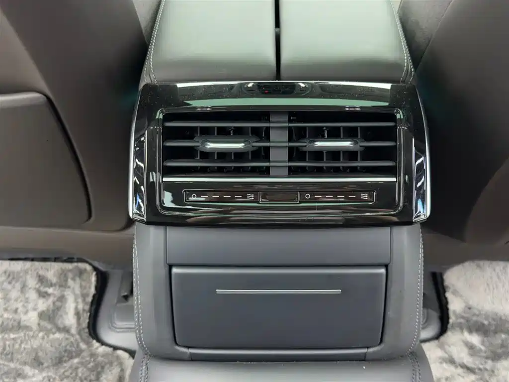 Photo 14 - Audi A8