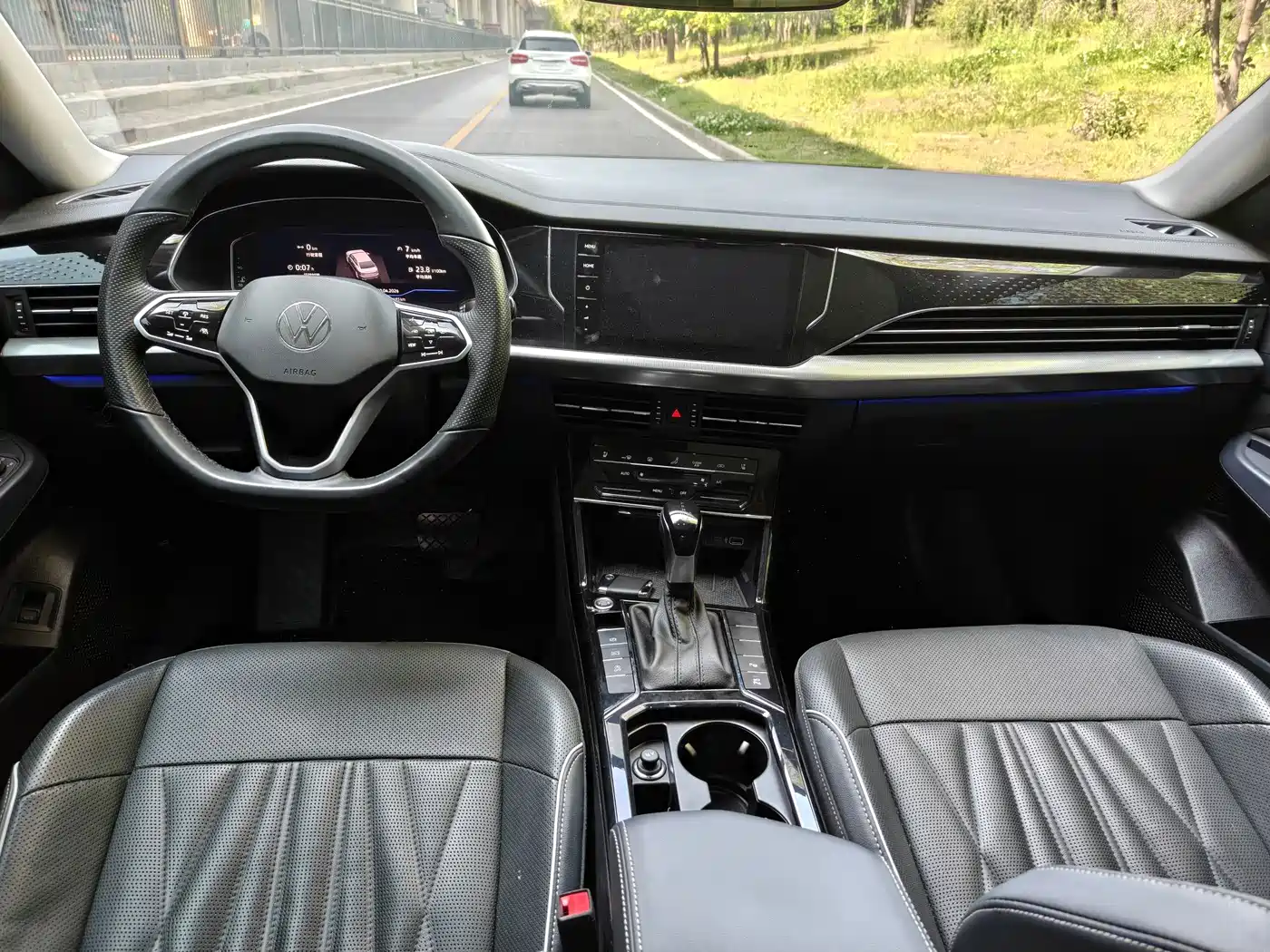 Volkswagen Passat 2023 330TSI Starlight Luxury Edition фото 16