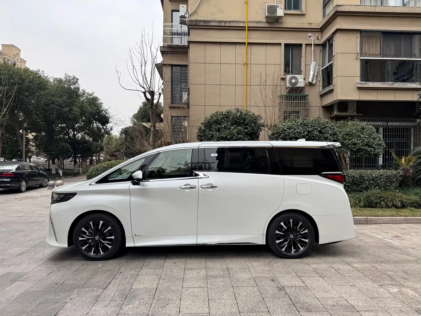 Toyota Alphard 2024 Hybrid 2.5L Ultimate Enjoyment Edition фото 3