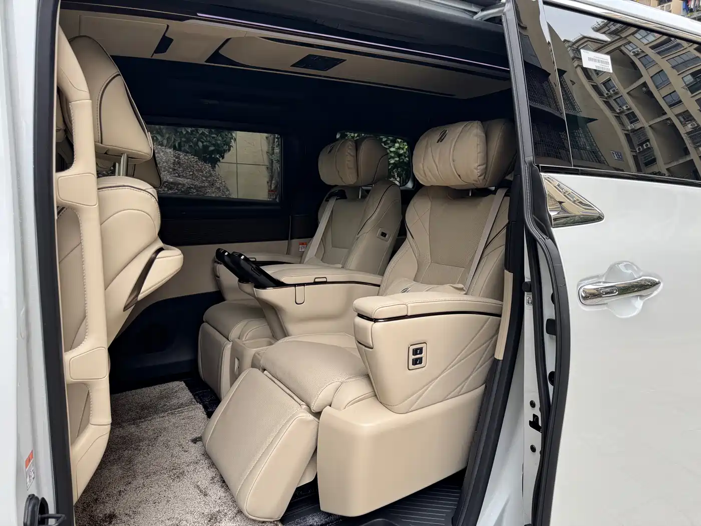 Toyota Alphard 2024 Hybrid 2.5L Ultimate Enjoyment Edition фото 9