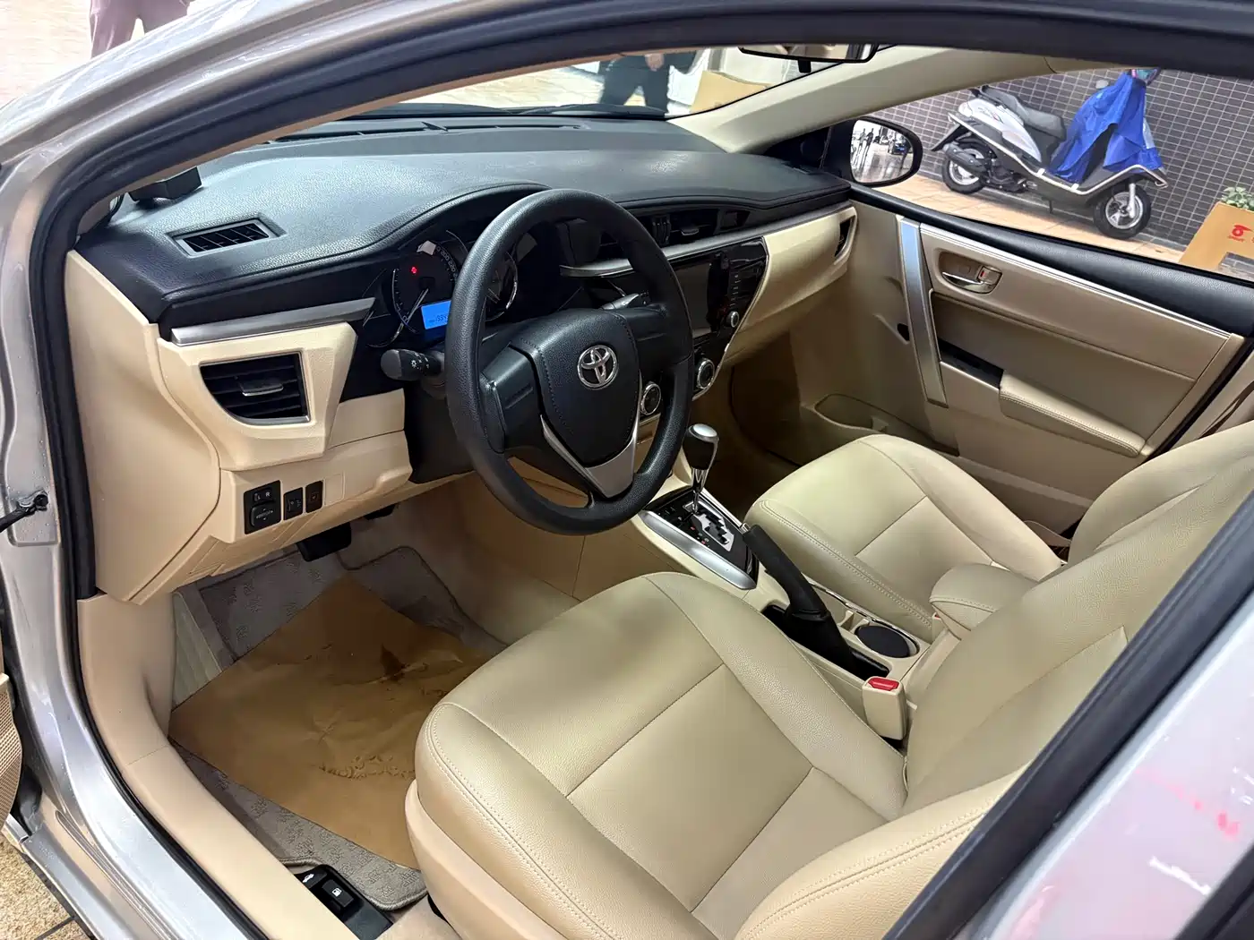 Toyota Corolla 2016 1.6L CVT GL-i Cool Edition фото 12