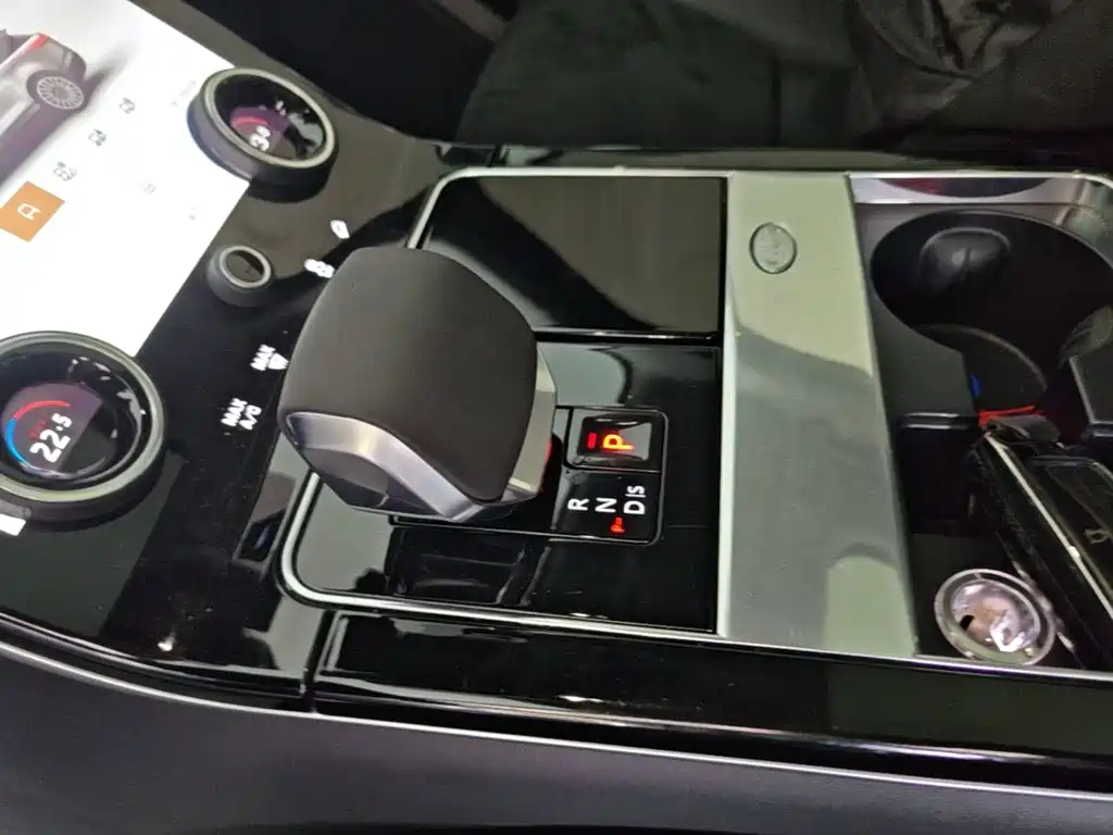 Photo 14 - Land Rover Range Rover Velar