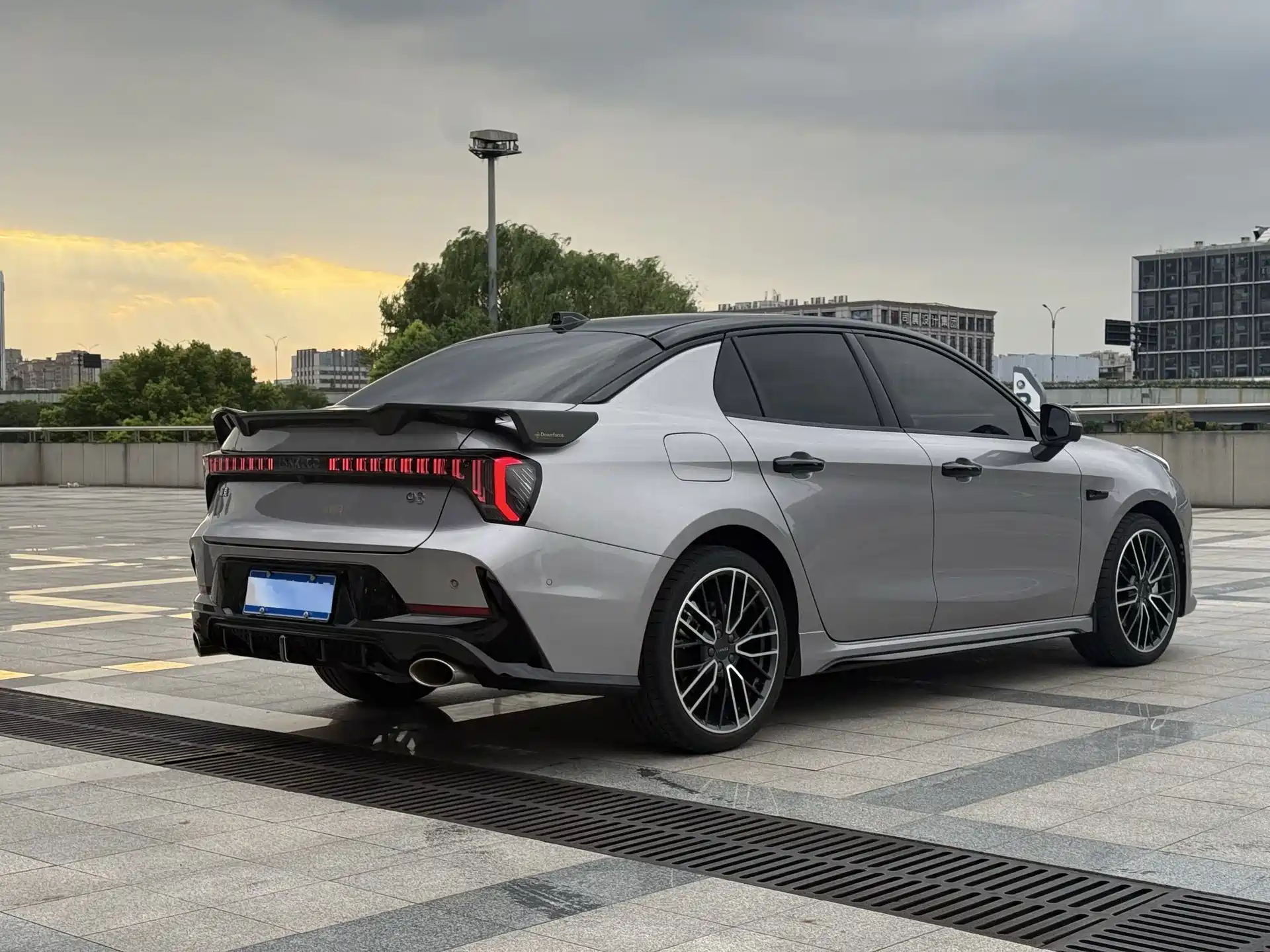 Photo 5 - Lynk & Co 03