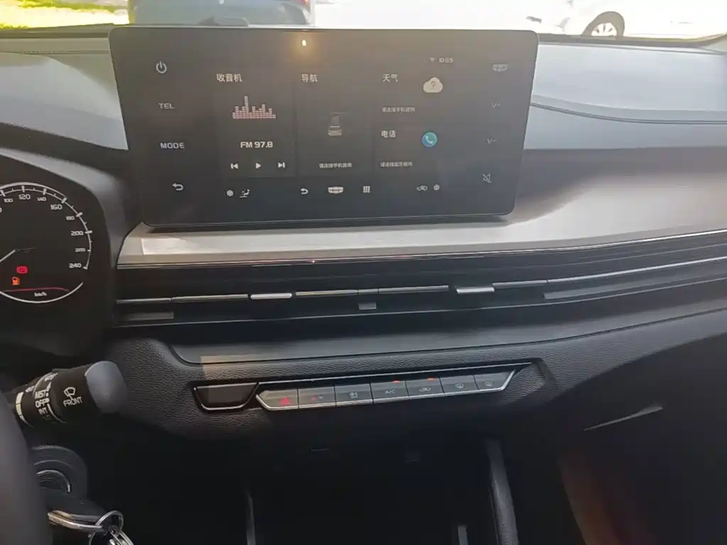 Фото 13 - Geely Vision X3