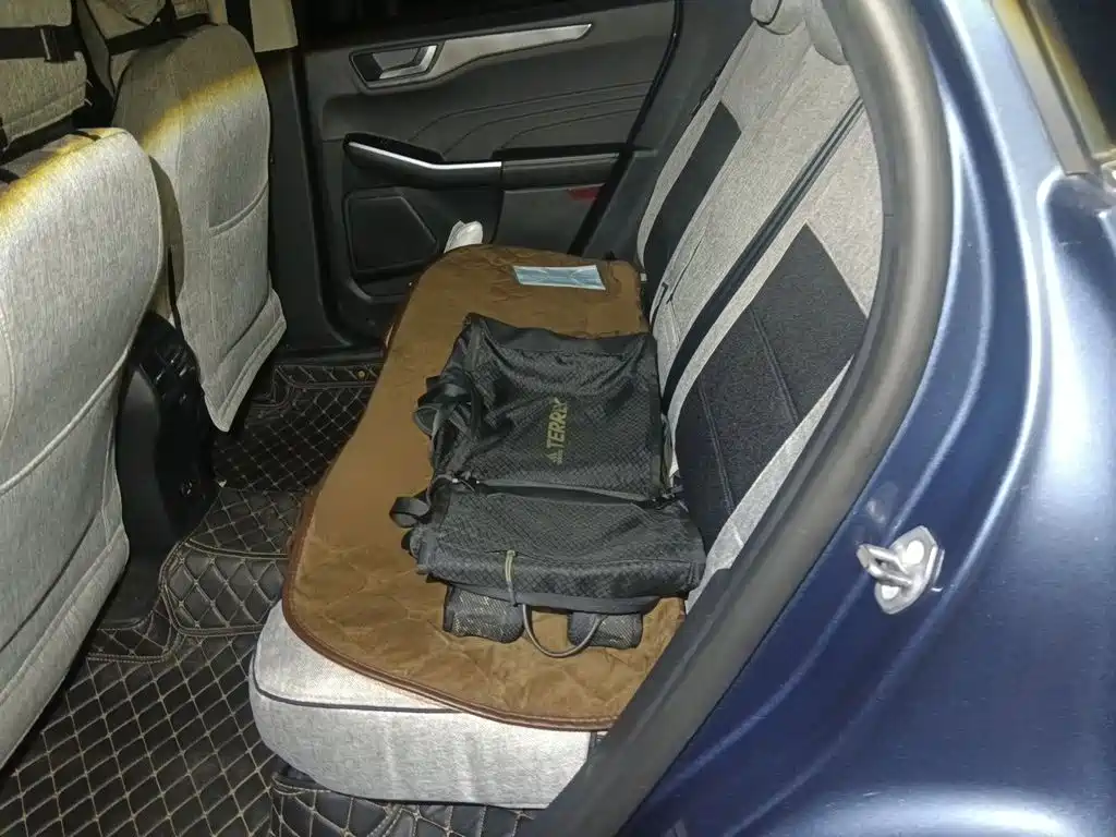 Photo 18 - Ford Escape