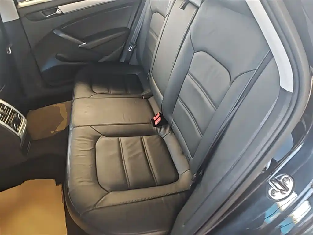Volkswagen Passat 2015 1.8TSI DSG Honor Edition фото 17