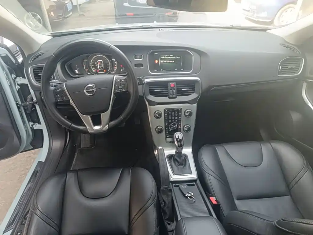 Фото 10 - Volvo V40