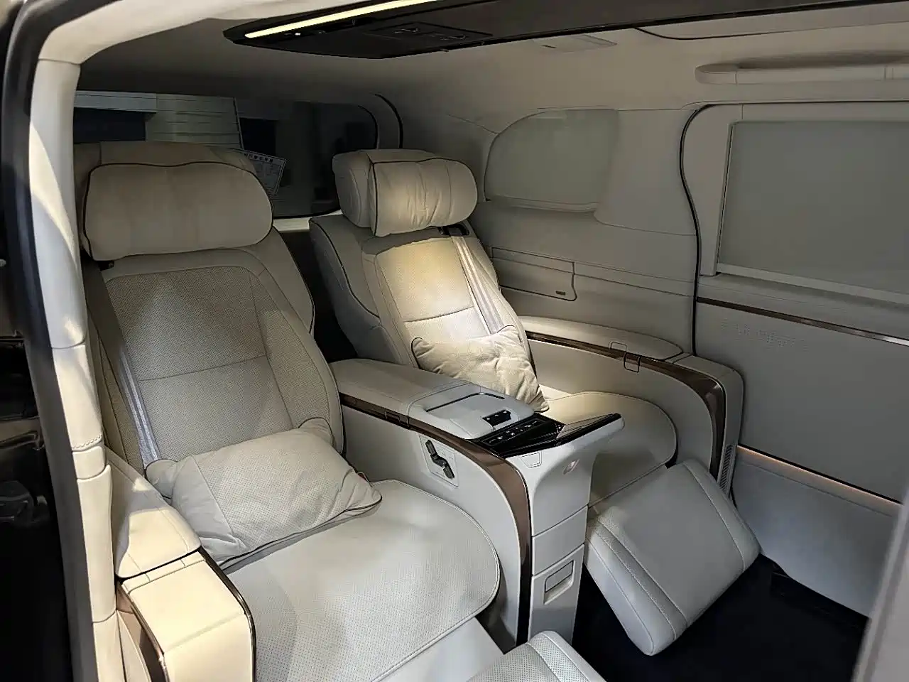 Lexus LM 2023 500h Four-Seat Imperial Edition фото 8