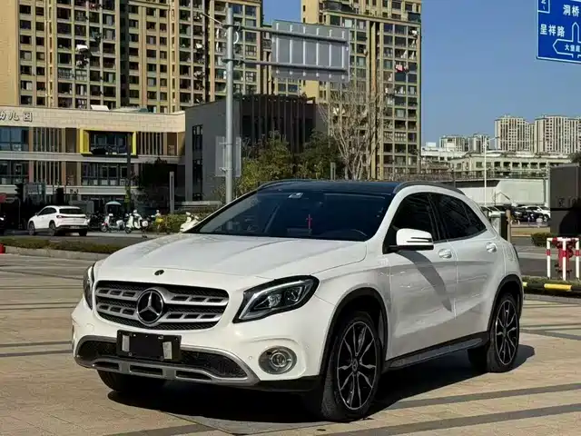MERCEDES-BENZ GLA